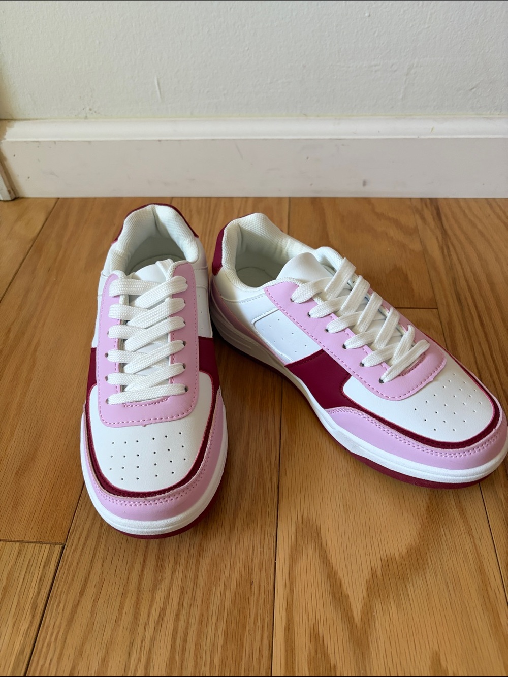 FabKids White, Pink & Burgundy Low-Top Kids Sneakers size 4